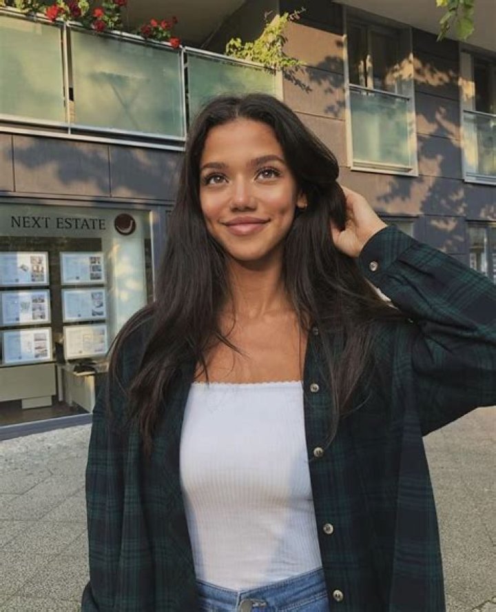 Dina Denoire - Age, Family, Bio ·