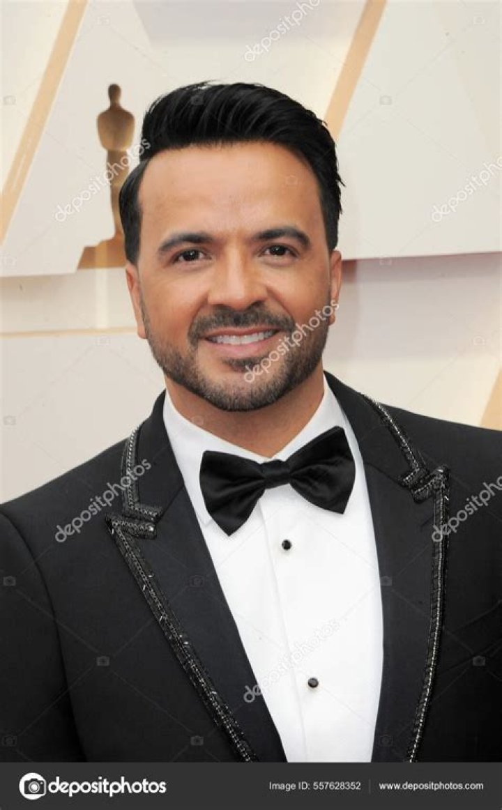 Luis Fonsi - Age, Family, Bio ·