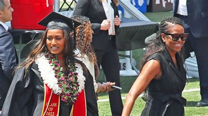 Sasha Obama Graduates From USC, Barack & Michelle Obama In Attendance Hollywood Life |