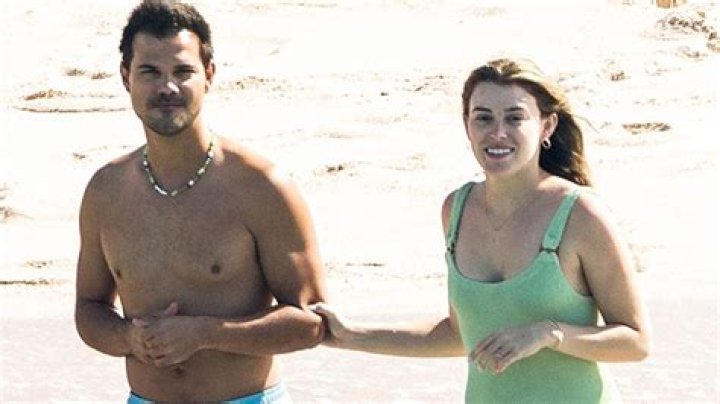 See Photo Hollywood Life |