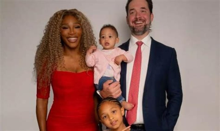 Serena Williams Looks Glam In Family Photos While Holding Daughter Hollywood Life |