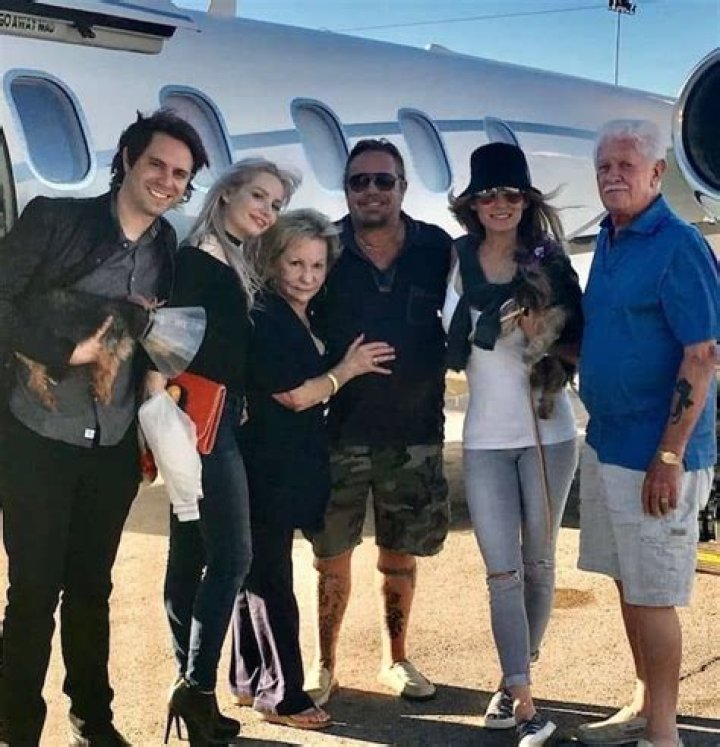 Vince Neil - Bio, Age, Net Worth, Height, Divorce, Nationality, Body Measurement, Career ·