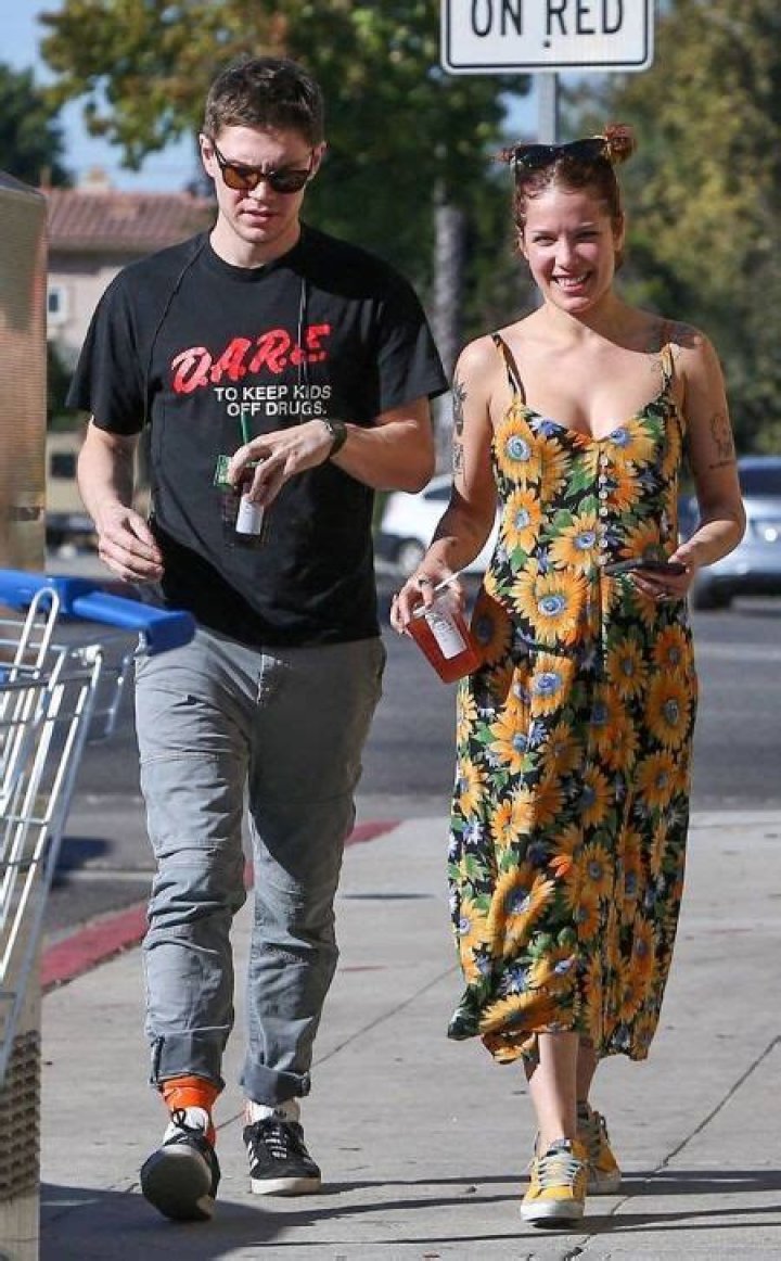 Who is Evan Peters Dating in 2021? Know about the relationship Details ·